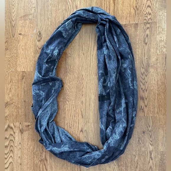 Lululemon🍋 Vinyasa Scarf Foulard Vinyasa Incognito Camo Multi Grey - Picture 3 of 14